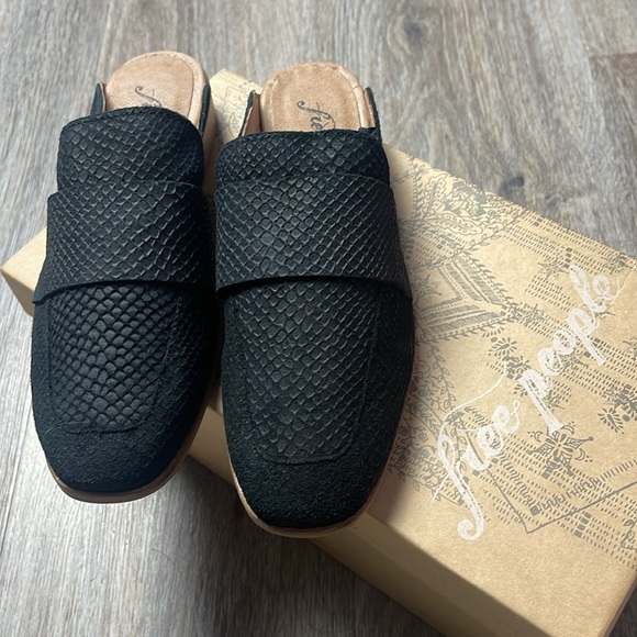 Free People “At Ease” Crocodile Print Leather Loafers/Mules Size 5.5 - Picture 9 of 16